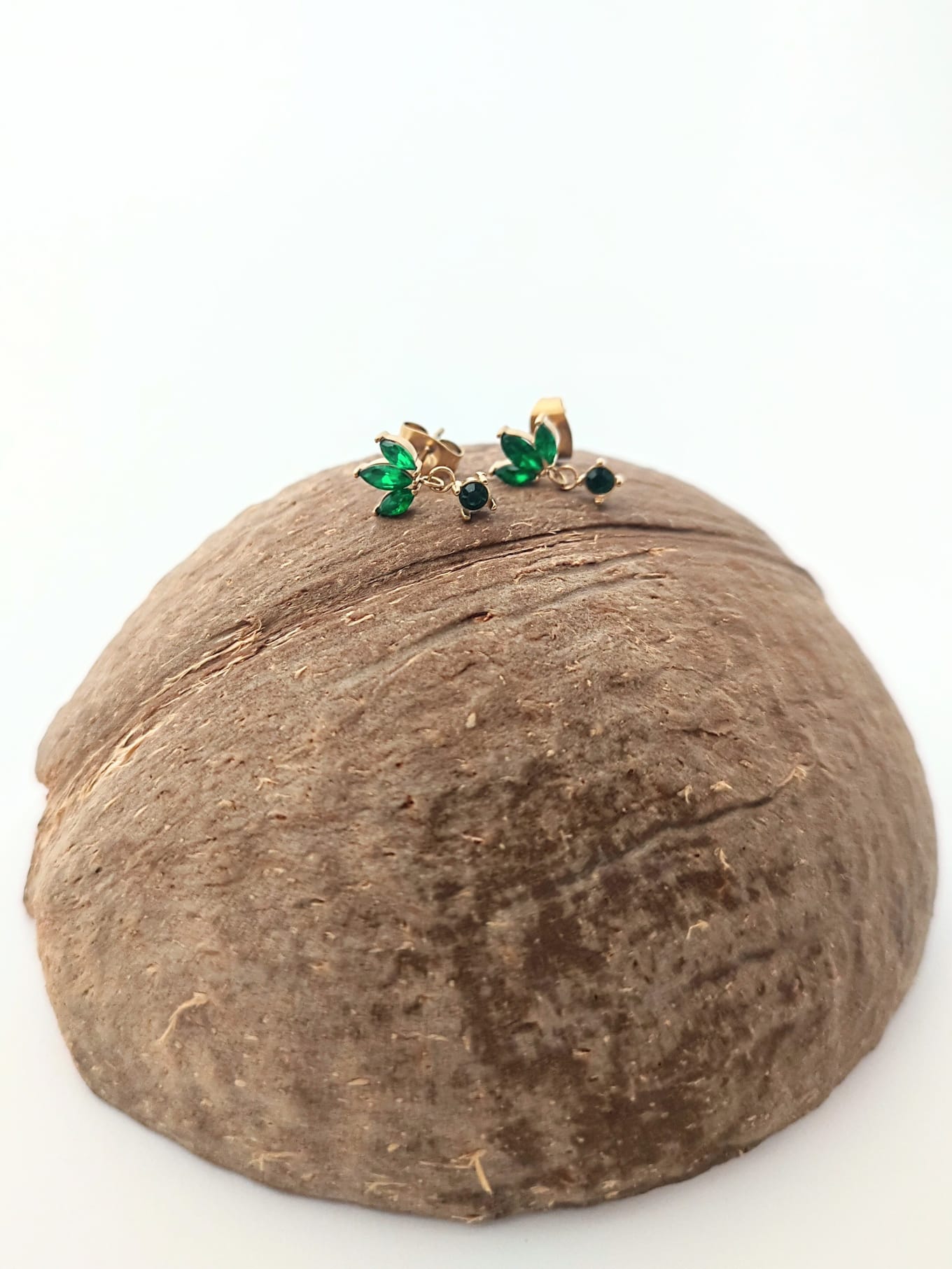 Brincos folhas com pedras sintéticas
