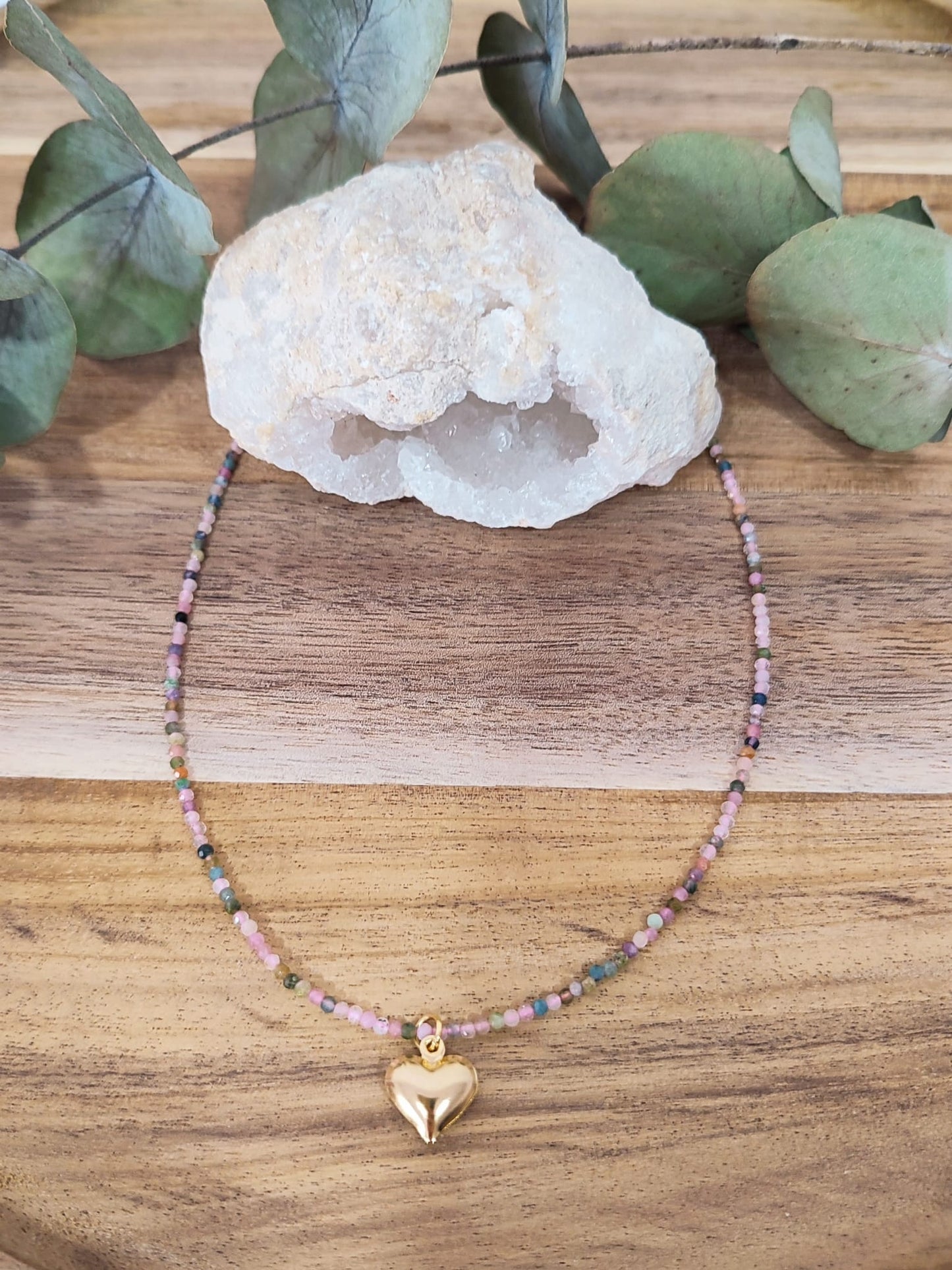 Colar em Pedras Naturais com Pendente Coração