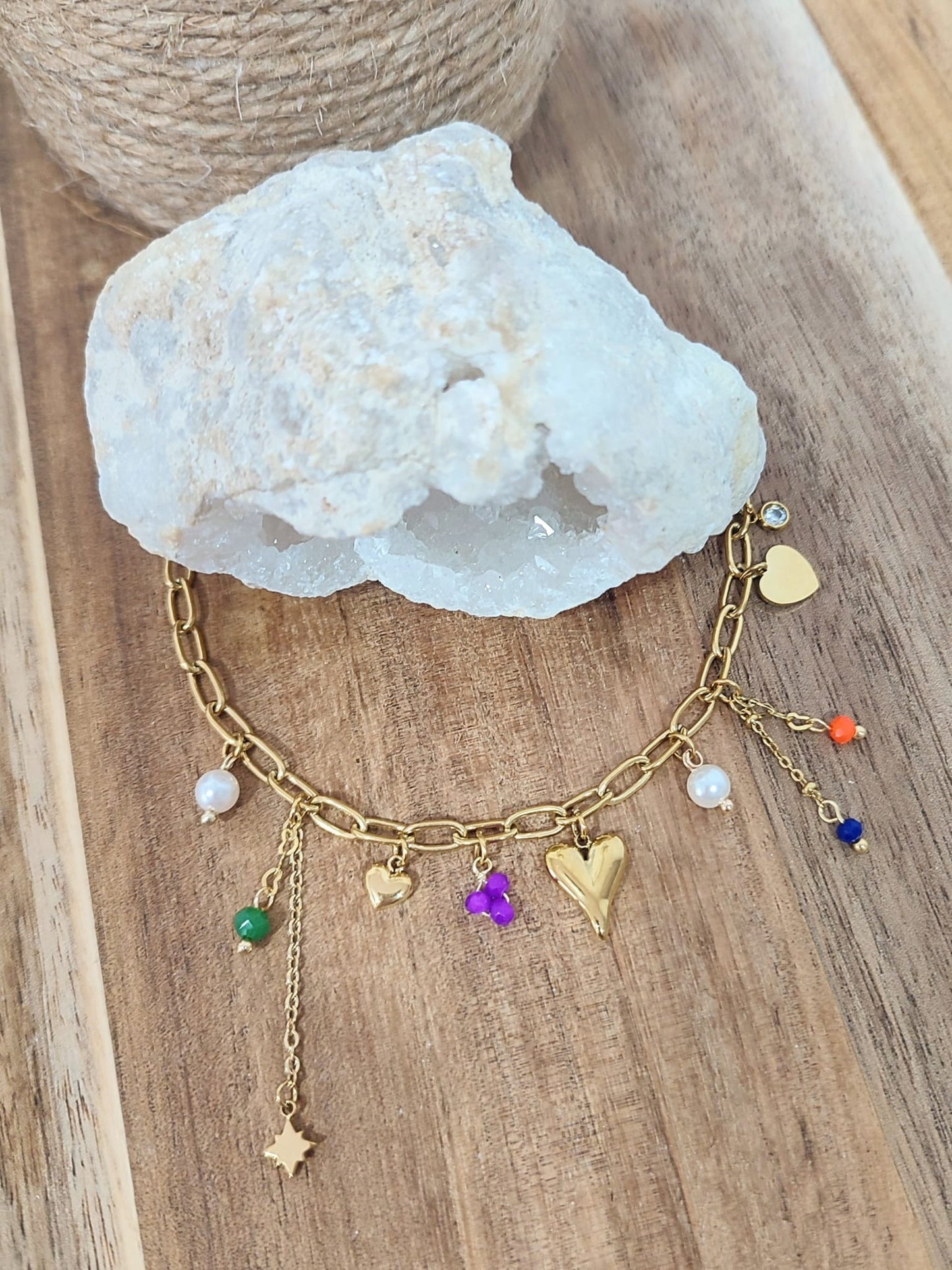 Pulseira em aço inoxidável com coração e pendentes coloridos