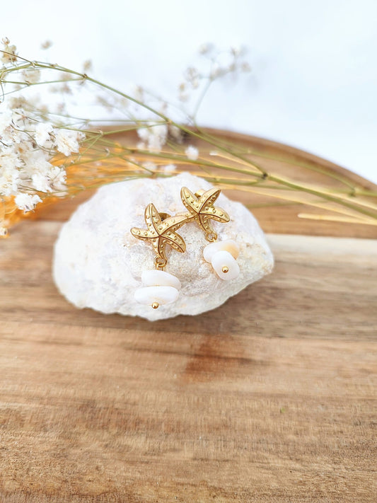 Brincos modernos com estrela do mar dourada e madrepérola, joia inspirada no mar, ideal para looks de verão e estilo praiano.