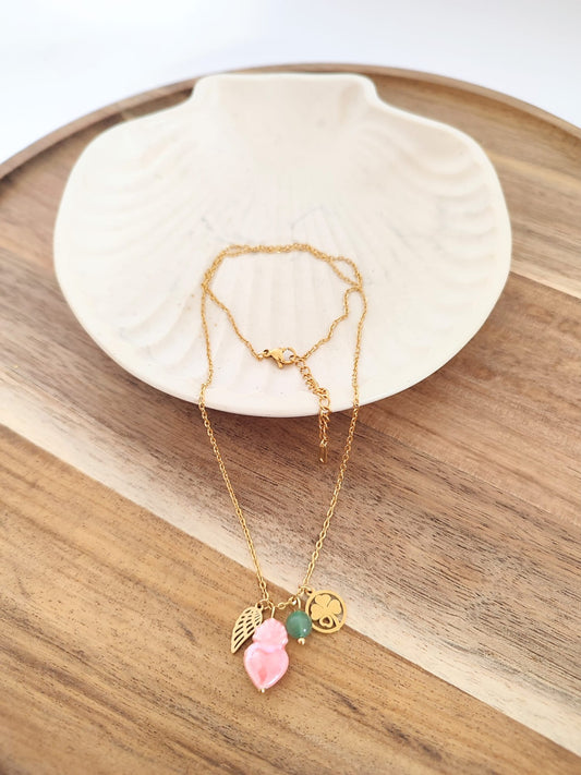Colar em aço inoxidável dourado com pingentes de coração rosa, aventurina verde, folha e trevo da sorte.