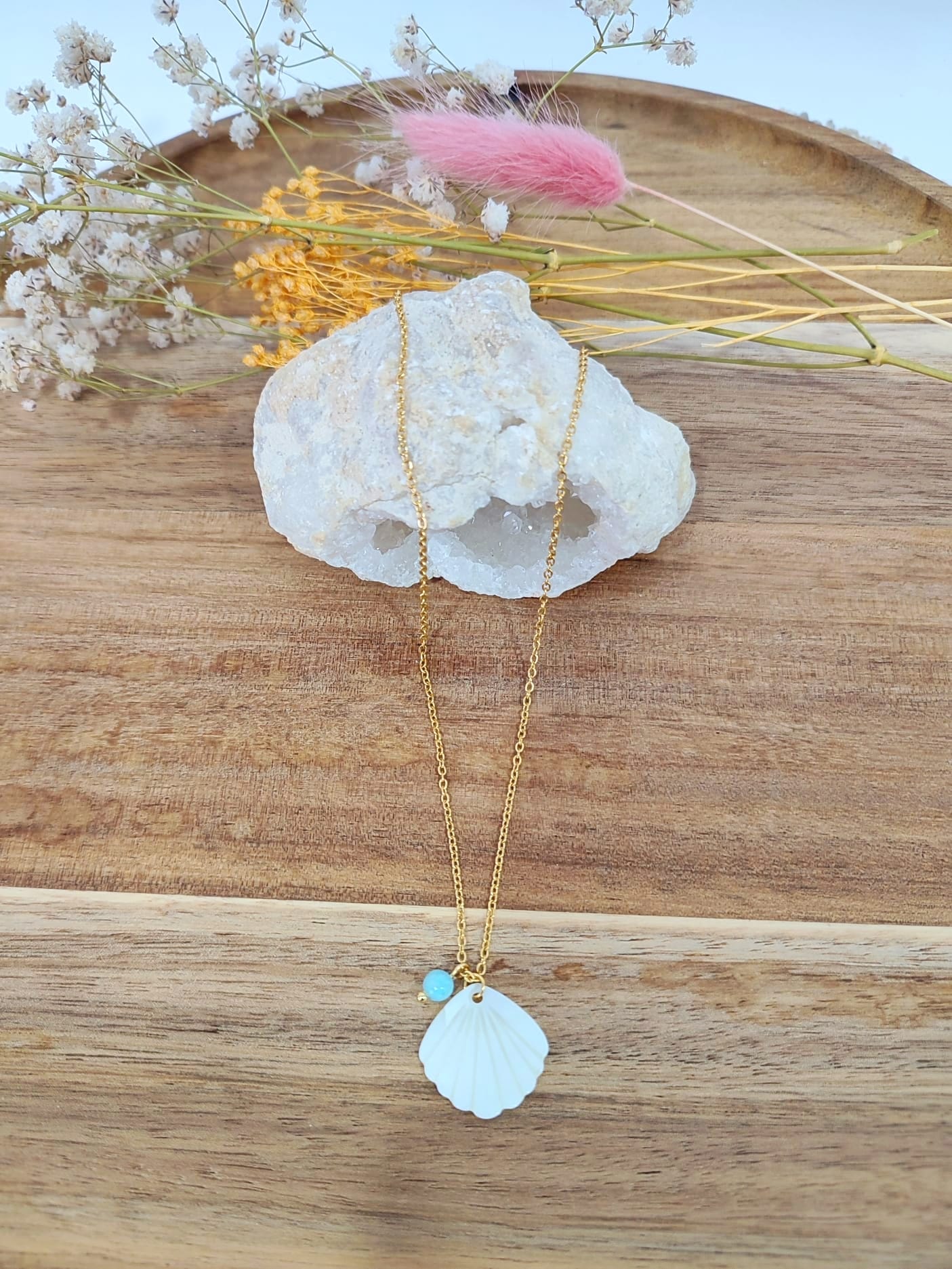 Colar com pingente de concha em madrepérola natural e pedra Larimar. Perfeito para quem ama o estilo praiano com um toque sofisticado.