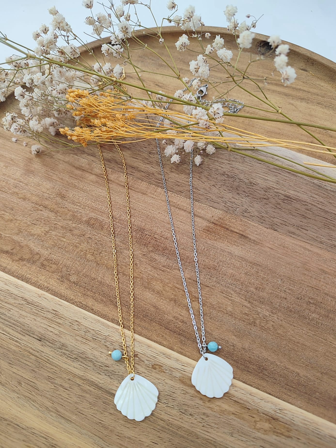 Colar com pingente de concha em madrepérola natural e pedra Larimar. Perfeito para quem ama o estilo praiano com um toque sofisticado.