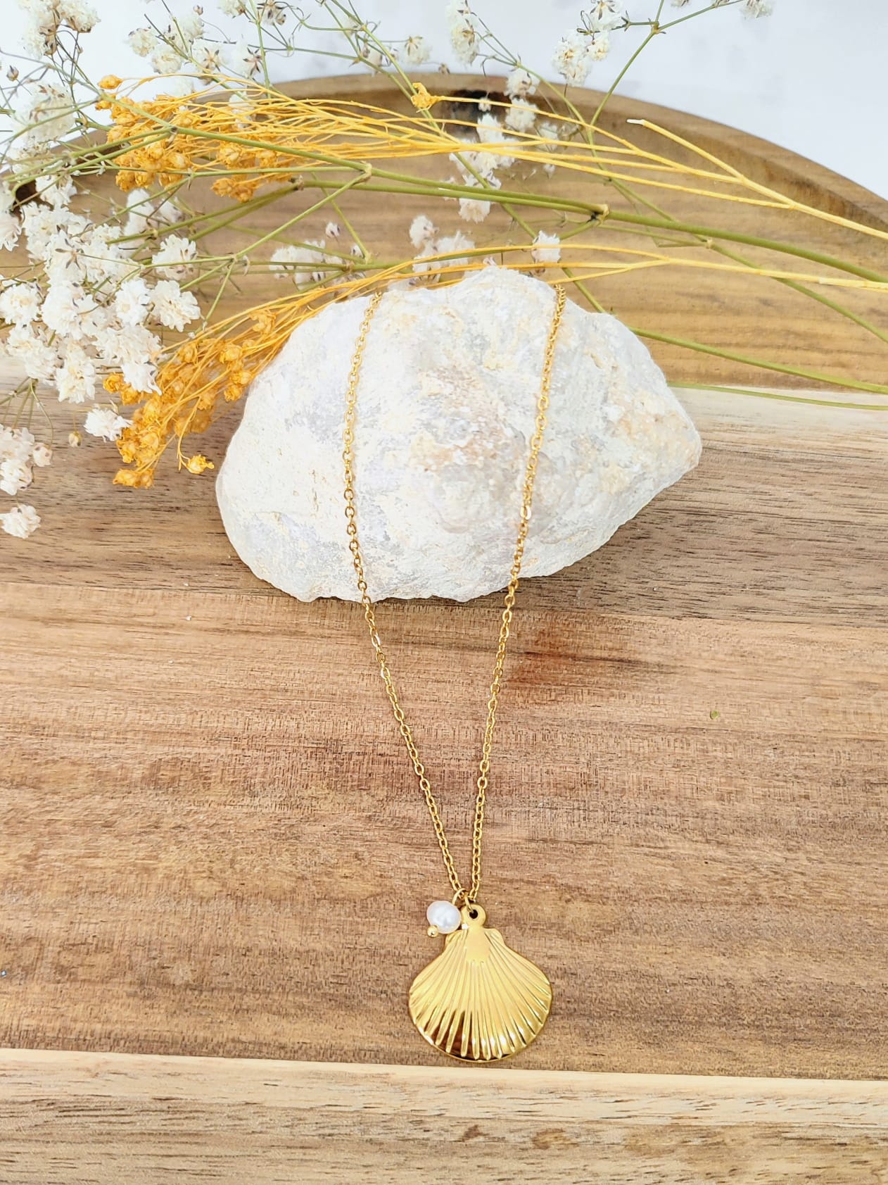 Colar feminino em aço inoxidável com pingente de concha e pequena pérola, joia minimalista inspirada no mar, resistente e elegante.