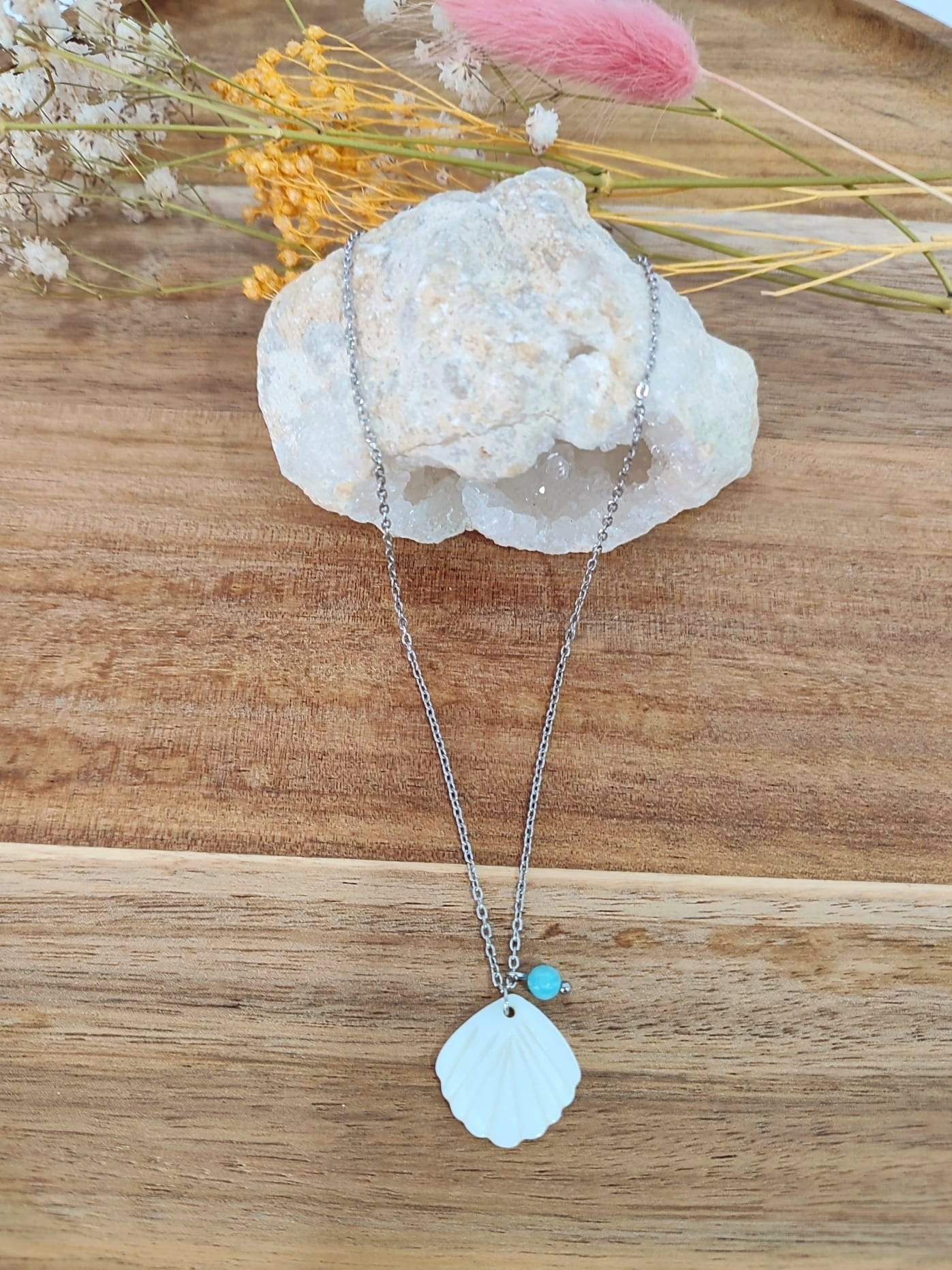 Colar com pingente de concha em madrepérola natural e pedra Larimar. Perfeito para quem ama o estilo praiano com um toque sofisticado.