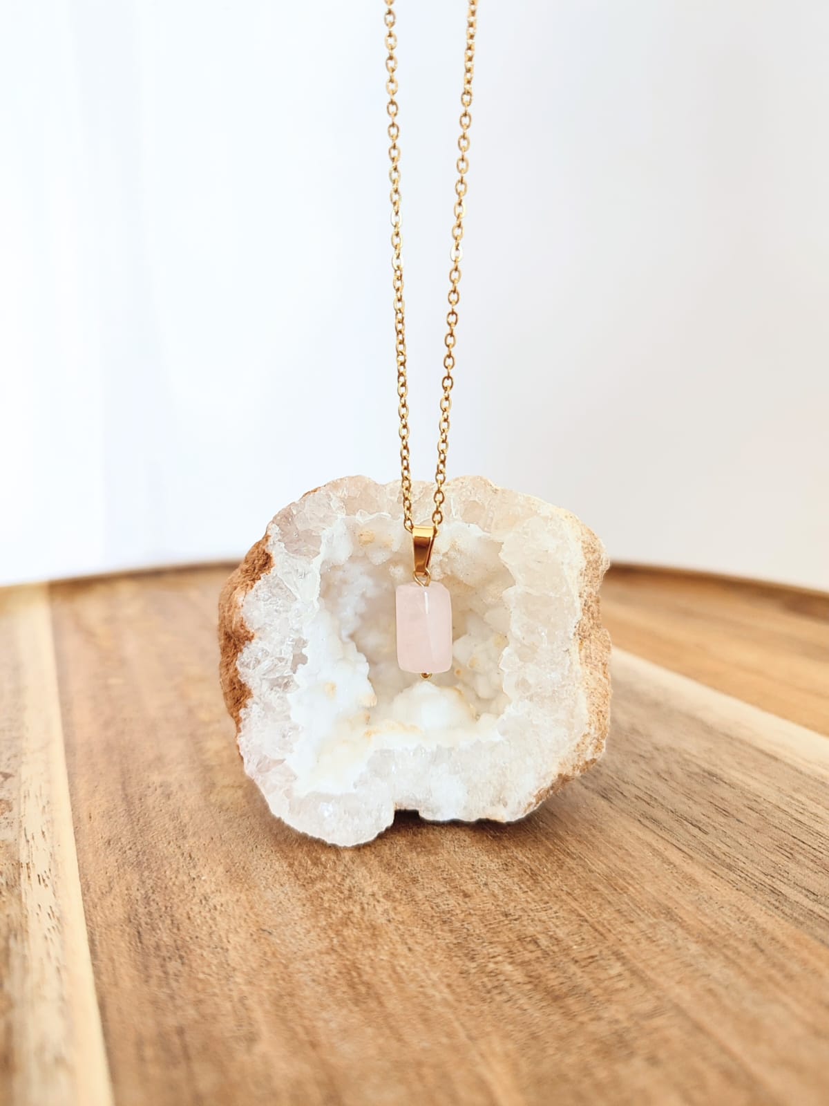 Colar com pedra natural de Quartzo Rosa e corrente em aço inoxidável nas versões prateado e dourado. Leve, delicado e cheio de significado.