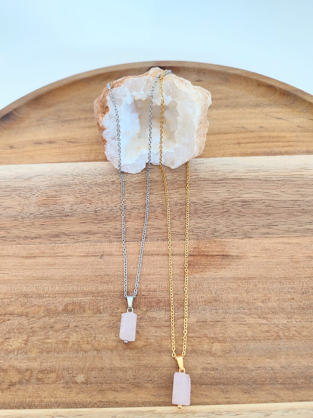 Colar com pedra natural de Quartzo Rosa e corrente em aço inoxidável nas versões prateado e dourado. Leve, delicado e cheio de significado.