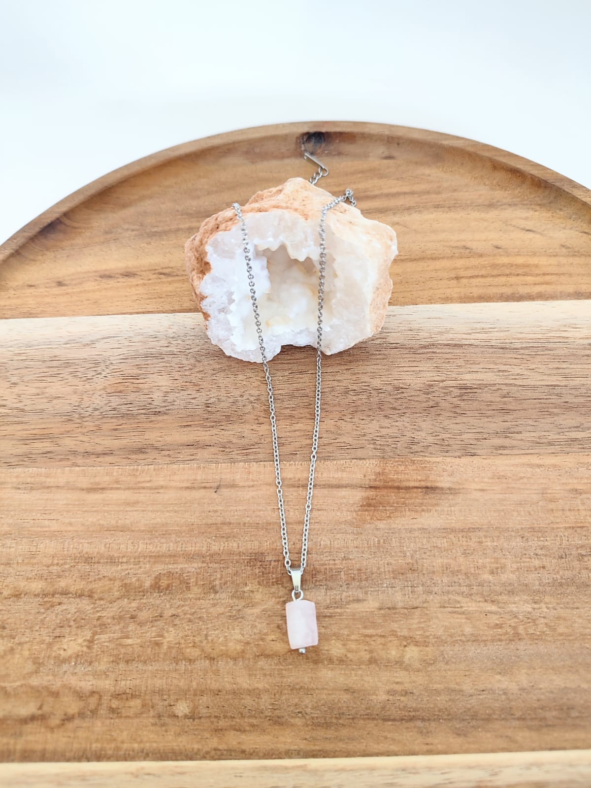 Colar com pedra natural de Quartzo Rosa e corrente em aço inoxidável nas versões prateado e dourado. Leve, delicado e cheio de significado.