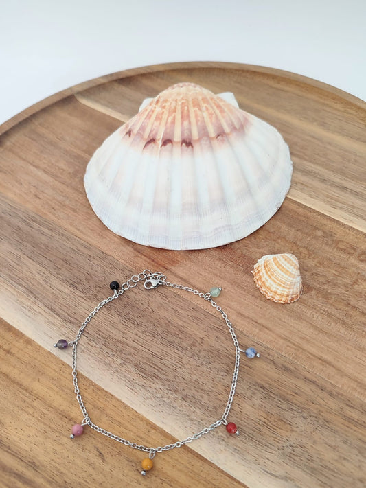 Tornozeleira em aço inoxidável com pendentes de pedras naturais, estilo boho-chic, ideal para verão ou uso diário.