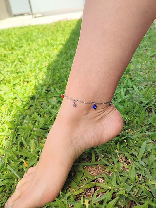 Tornozeleira boho em aço inoxidável com pedras naturais e amuletos de proteção.