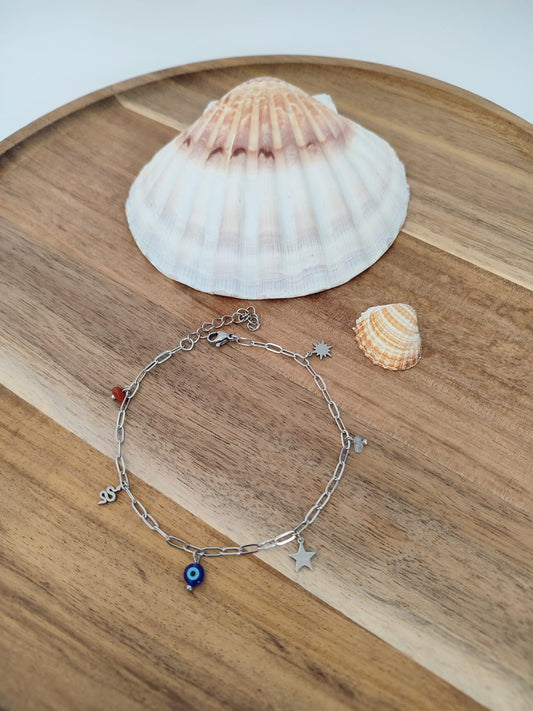 Tornozeleira boho em aço inoxidável com pedras naturais e amuletos de proteção.