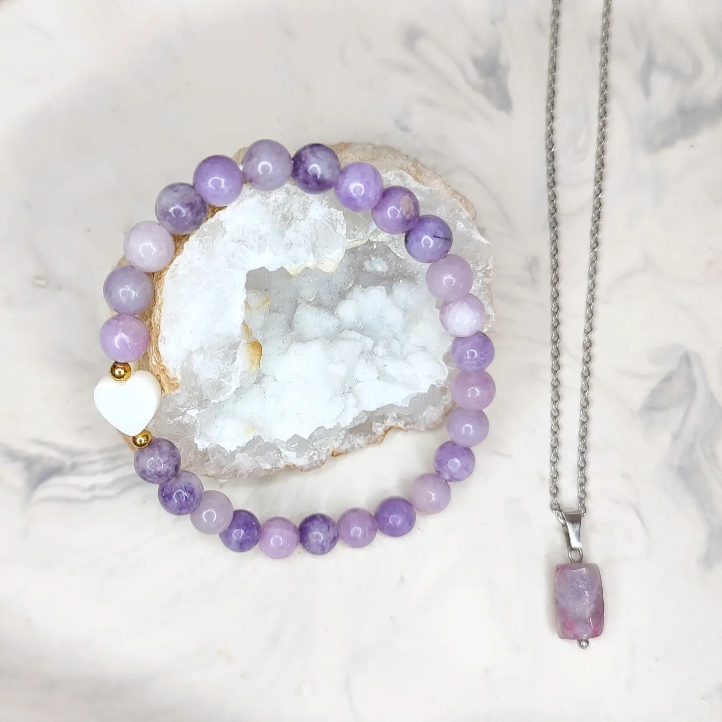 Pulseira com Coração Madrepérola e personalizada com pedras naturais