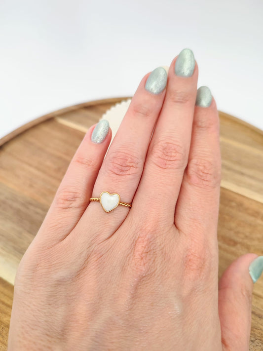 Anel Ajustável de Aço Inoxidável com Coração de Esmalte Perolado, elegante e moderno.
