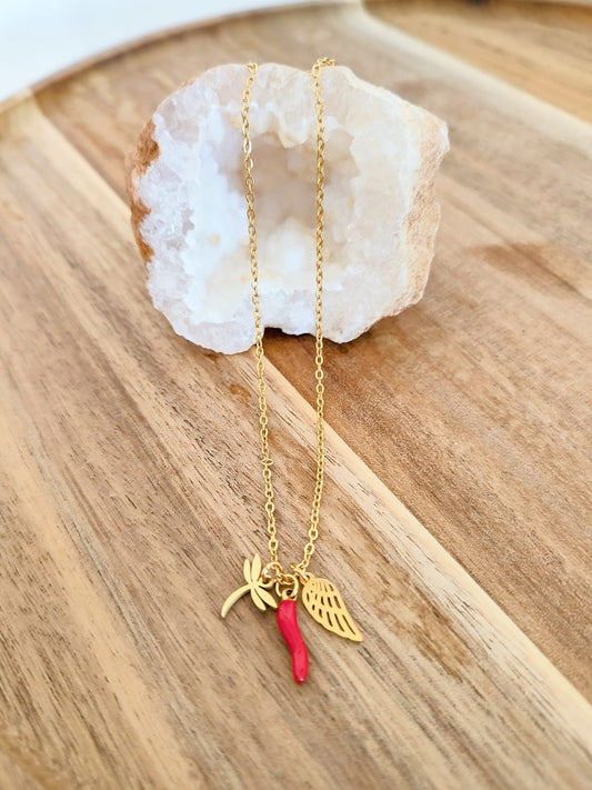 Colar em aço inoxidável com três pendentes: pimenta vermelha, libelinha e asa de anjo.