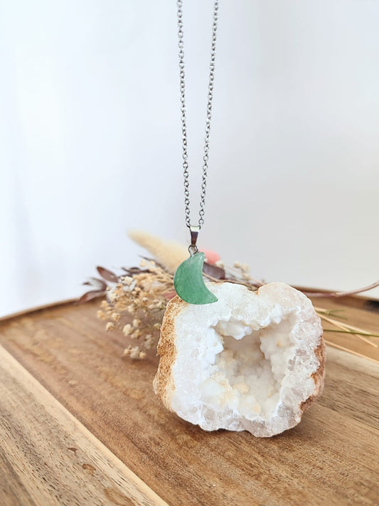 Colar com corrente em aço inoxidável e pingente em formato de lua feito em pedra natural Aventurina Verde. Um toque místico e elegante para o seu look.