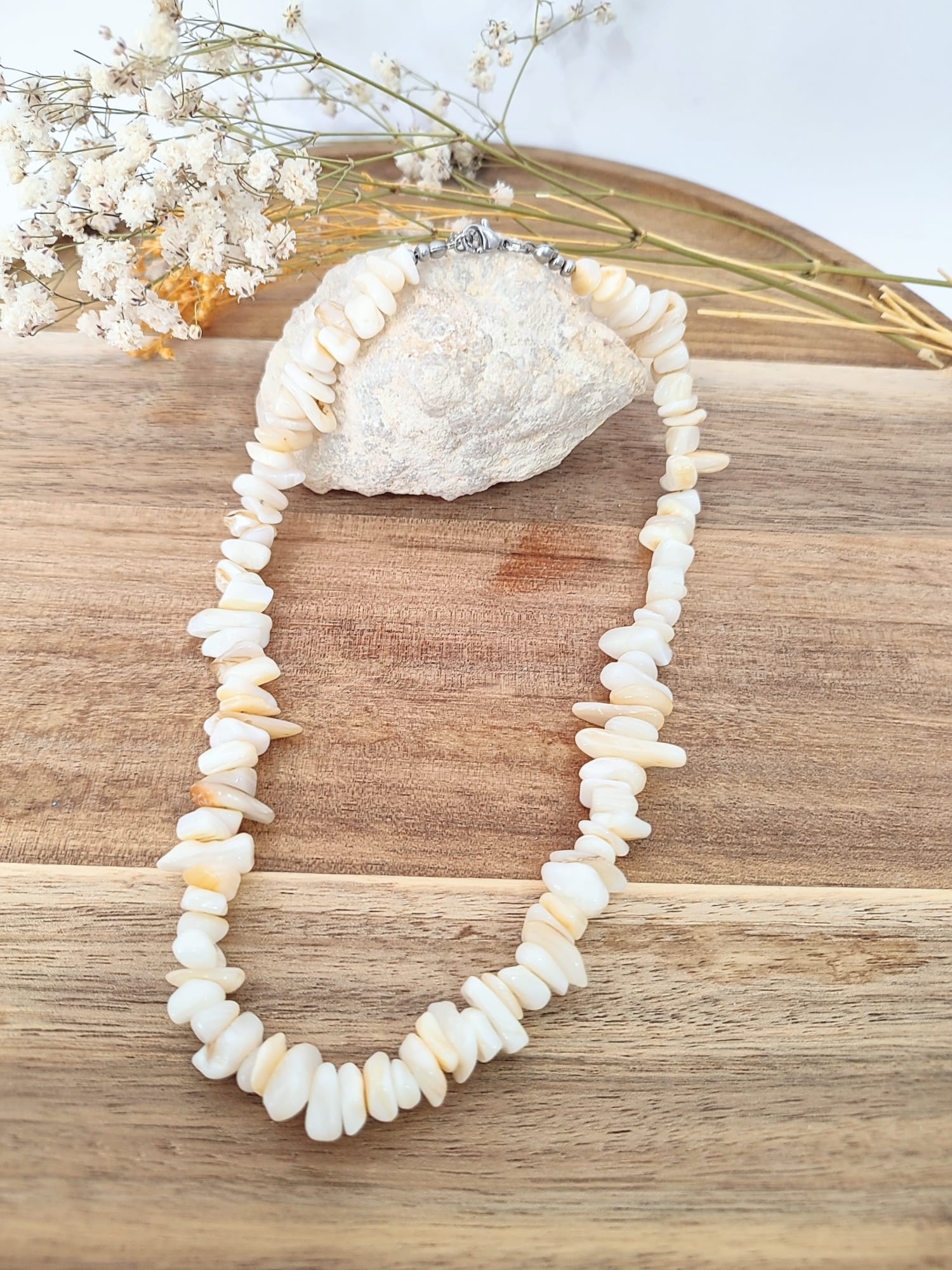 Colar em madrepérola natural, joia delicada, inspirado na beleza orgânica do mar.