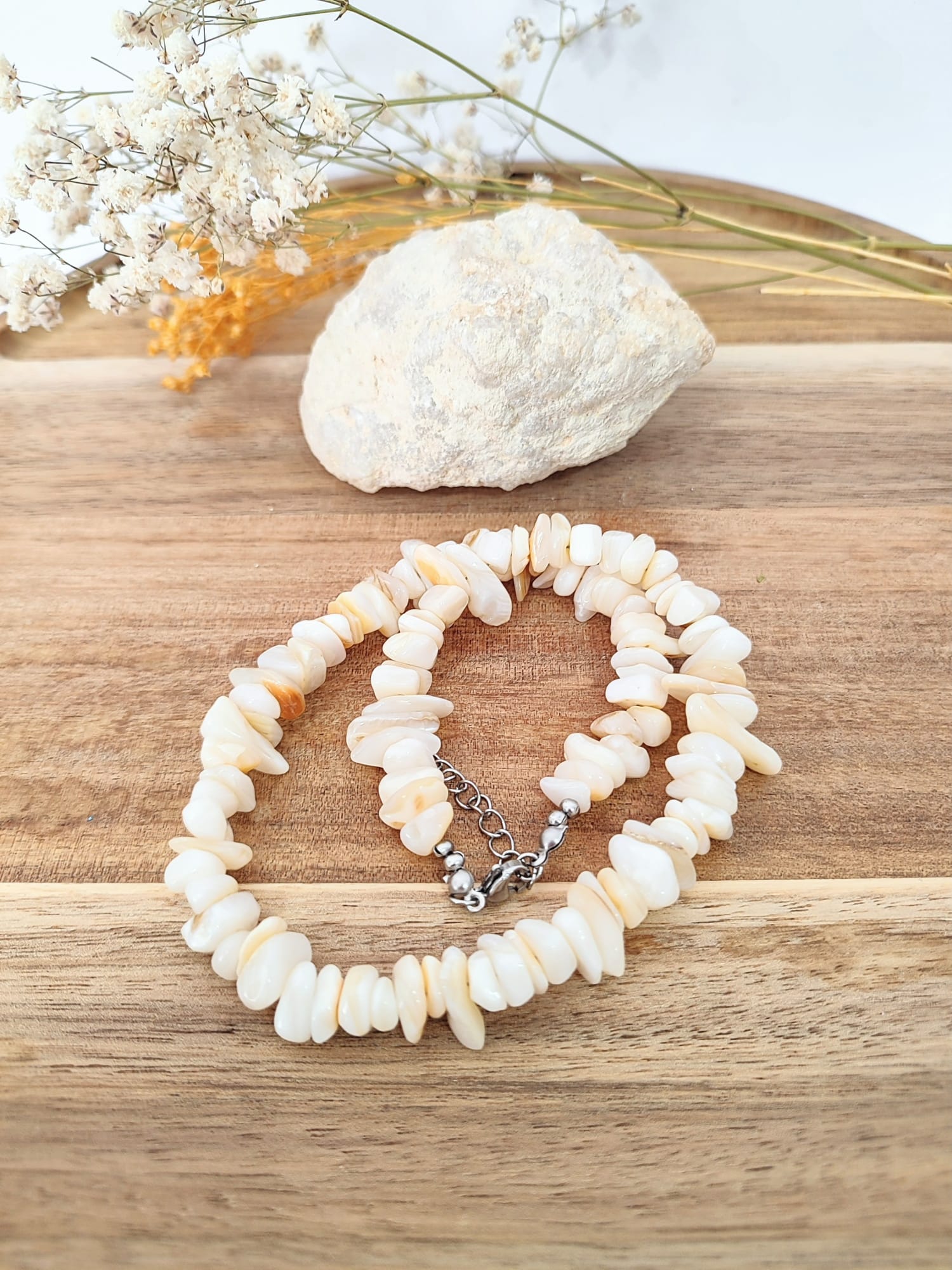 Colar em madrepérola natural, joia delicada, inspirado na beleza orgânica do mar.