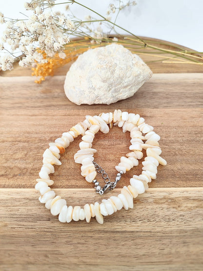 Colar em madrepérola natural, joia delicada, inspirado na beleza orgânica do mar.