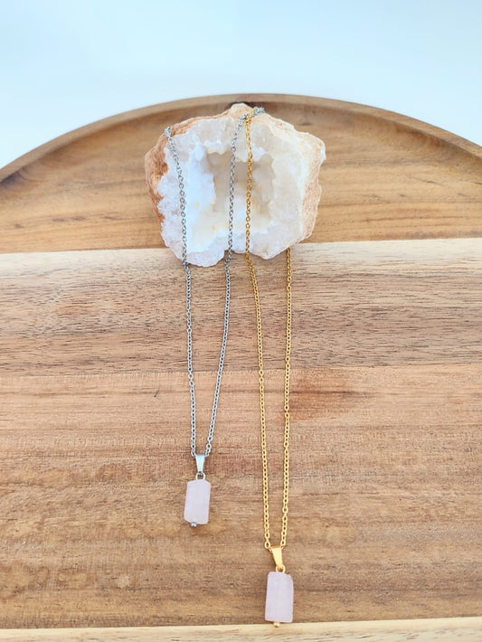 Colar com pedra natural de Quartzo Rosa e corrente em aço inoxidável nas versões prateado e dourado. Leve, delicado e cheio de significado.