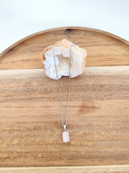 Colar com pedra natural de Quartzo Rosa e corrente em aço inoxidável nas versões prateado e dourado. Leve, delicado e cheio de significado.
