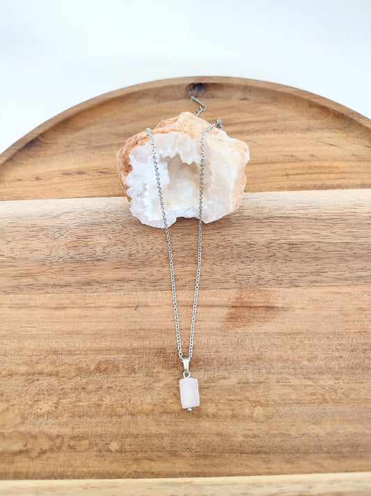 Colar com pedra natural de Quartzo Rosa e corrente em aço inoxidável nas versões prateado e dourado. Leve, delicado e cheio de significado.