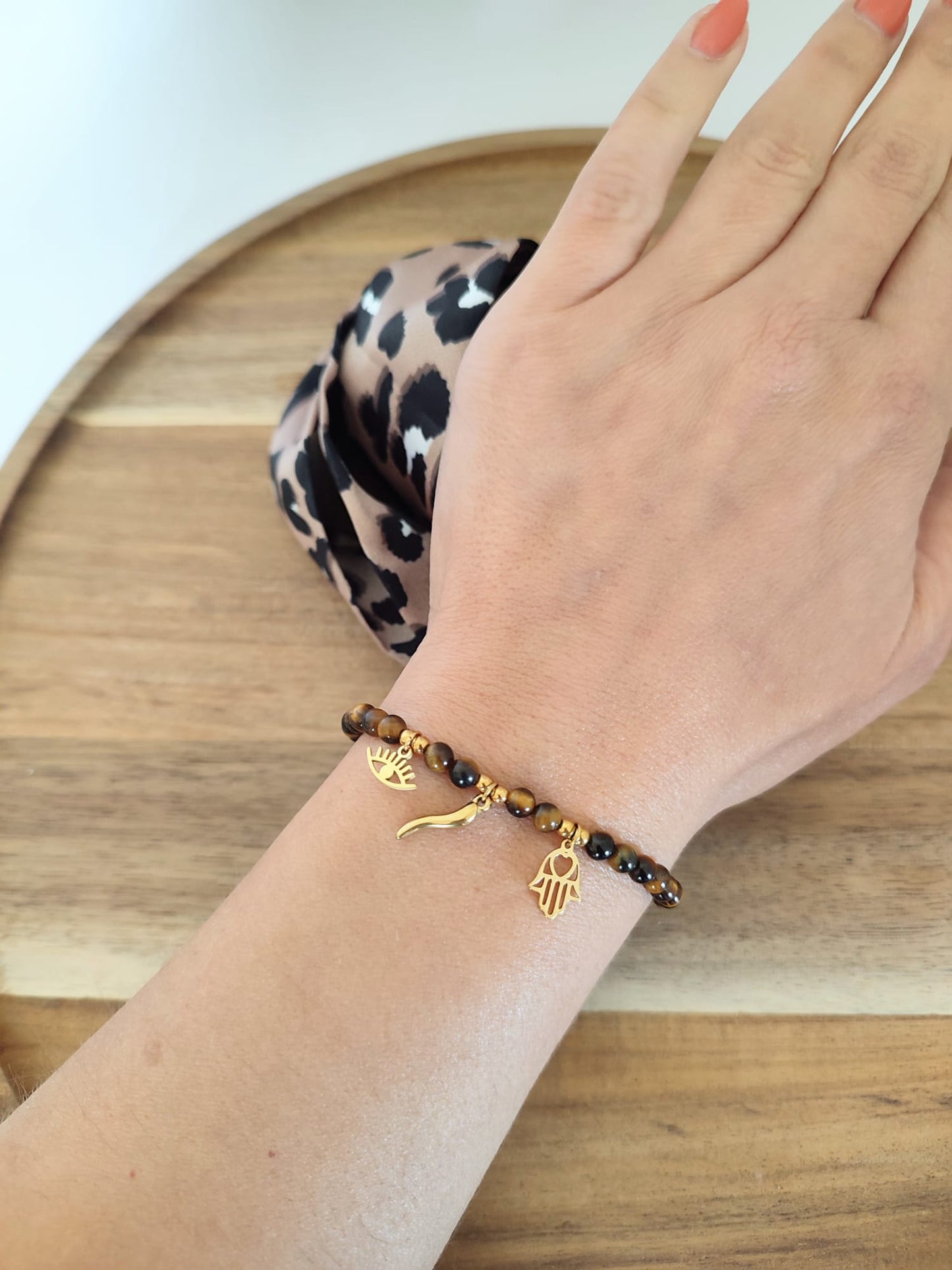 Pulseira elástica de olho de tigre 4mm com amuletos olho turco, pimenta e mão de Fátima em aço inoxidável.
